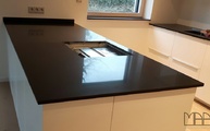 Zweiteilige Negro Tebas Silestone Arbeitsplatten 