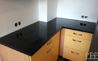 Montage der Negro Tebas Silestone Arbeitsplatten