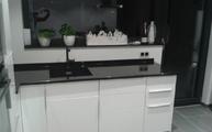 Gesägter Ausschnitt in der Granit Küchenarbeitsplatte für die Spüle