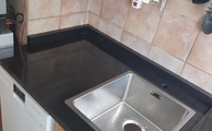 Küchenelement in Köln mit Piano Black Granit Arbeitsplatte