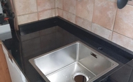Spüle in der Piano Black Granit Arbeitsplatte