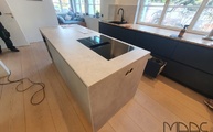 Küche in Köln mit Platinum White SapienStone Arbeitsplatte, Seitenwangen und Rückwänden