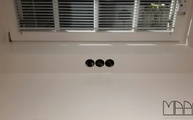 Weiße Küche mit einer Caesarstone 1141 Pure White / Perfect White Arbeitsplatte