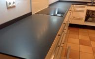 Geschliffene Oberfläche der Caesarstone 4120 Raven Arbeitsplatte