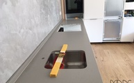 Montage der Caesarstone Arbeitsplatten und Wischleisten 4004 Raw Concrete auf der Küchenzeile 