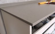 Caesarstone Arbeitsplatten und Wischleisten Raw Concrete mit satinierten Oberflächen