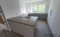 Küche in Köln mit Smoke Marazzi Arbeitsplatten