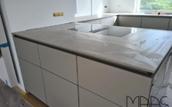 Kücheinsel mit Smoke Marazzi Arbeitsplatte