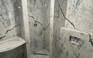 Gäste-Bad mit Statuario Venato Classico Marmor großformatige Platten