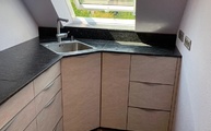 Kleine Küche in Köln mit Steel Grey Granit Arbeitsplatten 