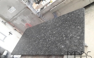Lieferung der Steel Grey Granit Tischplatte in Köln