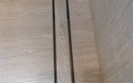 Duschtasse aus dem Material Strata Argentum von Neolith