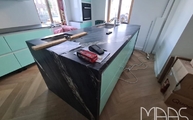 Küche in Köln mit Granit Arbeitsplatten und Seitenwange Tempest Black