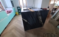 Kücheninsel mit Granit Arbeitsplatten und Seitenwange Tempest Black