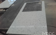 Produktion - Ausschnitt in der YU002 Terrazzo White Diresco Arbeitsplatte