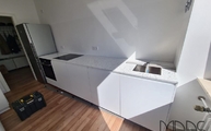 Küchenzeile in Köln mit YU002 Terrazzo White Diresco Arbeitsplatten