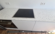 Ceranfeld in der YU002 Terrazzo White Diresco Arbeitsplatte