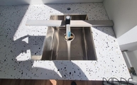 Unterbauausschnitt in der YU002 Terrazzo White Diresco Arbeitsplatte