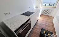 Montage der YU002 Terrazzo White Diresco Arbeitsplatten in Köln