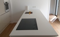 Kücheninsel mit Adak White Quarz Arbeitsplatte