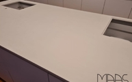 Ardesia Bianco Laminam Arbeitsplatte auf der Kücheninsel montiert