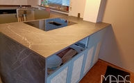 Montage der Pietra Grey Infinity Arbeitsplatte auf der Kücheninsel