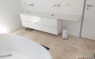 Badezimmer in Königswinter mit Keramik SapienStone Duschrückwände und Waschtischplatte Uni Ice