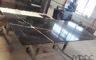 Produktion - Polierte Eternal Noir Silestone Arbeitsplatte