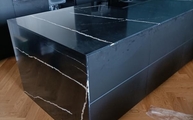 Schwarze Küche von IKEA mit Eternal Noir Silestone Arbeitsplatten und Seitenwangen
