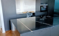 Montage der Eternal Noir Silestone Arbeitsplatten und Seitenwangen in Konstanz