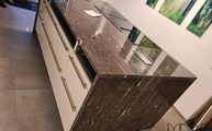 Kücheninsel mit Brown Silk Granit Arbeitsplatte und Seitenwangen