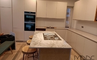 Moderne Küche in Krefeld mit 4130 Clamshell Caesarstone Arbeitsplatten in Marmoroptik