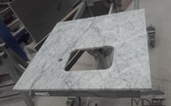 Produktion - Bianco Carrara C Marmor Arbeitsplatte mit Ausschnitt und Bohrung