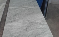 Produktion - Glänzende Bianco Carrara C Marmor Arbeitsplatte