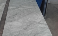 Produktion - Glänzende Bianco Carrara C Marmor Arbeitsplatte