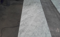 Produktion - Ausklinkung in der Bianco Carrara C Marmor Arbeitsplatte
