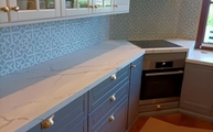 IKEA Landhausküche mit 8868 Argos White CTX-BasicQuarz Arbeitsplatten