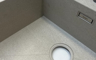 Produktion - Aged Clay Porcelanosa Spüle auf Gehrung verklebt