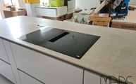 Aged Clay Porcelanosa Arbeitsplatte mit Ceranfeld