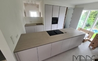 Küche in Laatzen mit Aged Clay Porcelanosa Arbeitsplatten