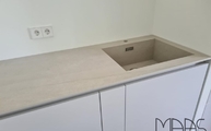 Aged Clay Porcelanosa Arbeitsplatte auf der Küchenzeile montiert