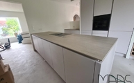 Kücheninsel mit Aged Clay Porcelanosa Arbeitsplatte