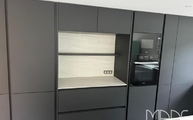 Hochschrankwand mit Neural Dekton Arbeitsplatte und Rückwände