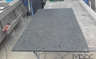Produktion - Steel Grey Granitplatte vor dem Holzofen