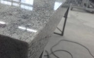 Produktion - Polierte Kashmir White Granit Arbeitsplatte 