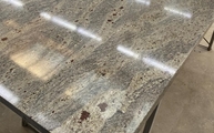 Kashmir White Granit Arbeitsplatte in Lauf an der Pegnitz geliefert