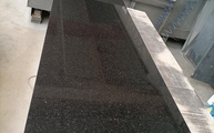 Produktion - Polierte Star Gate Granit Arbeitsplatte
