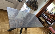 Granit Tischplatte Paradiso Chiaro / Bash auf den Stahlfuß in Sternform montiert