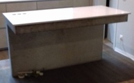 Glacier Dekton Arbeitsplatte auf der Kücheninsel montiert