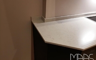 Schrägschnitt in der Snowy Ibiza Silestone Arbeitsplatte